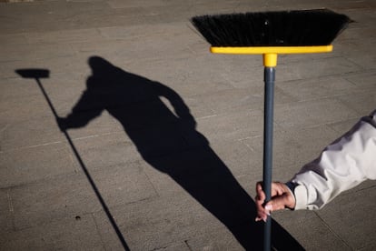 Una limpiadora de Granada cuyo sueldo no ha subido desde el año 2021.