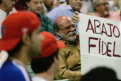 Imagen del espectador con el cartel contra Fidel Castro, durante el mundial de béisbol.