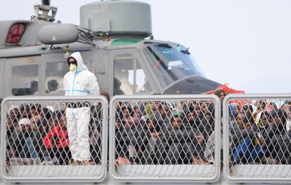 La Guardia Costera italiana rescató a 1.511 inmigrantes en las aguas del mar Mediterráneo mientras intentaban acceder a Italia, una cifra que se suma a los 8.480 salvados en los días anteriores.