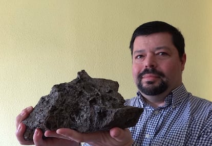 José María Madiedo, en su casa, sostiene uno de los meteoritos metálicos de su colección.