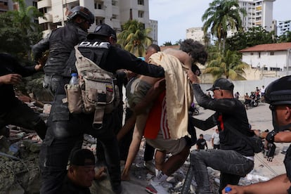 Autoridades, vecinos y familiares rescatan a una persona en La Guaira.Gaby Oraa (REUTERS)