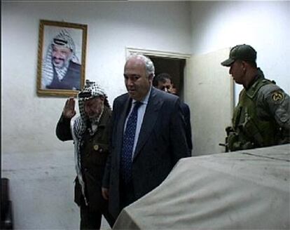 Yasir Arafat y Miguel Ángel Moratinos (en primer plano), en una imagen de <b></b><i>El pacificador.</i>