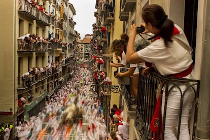 Centenas de espectadores na Festa de São Firmino, em Pamplona.