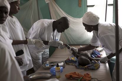 Los médicos tratan de reanimar al pequeño Oumar, aquejado de malnutrición y malaria, en la Unidad Nutricional Intensiva del hospital Dioila el 7 de noviembre de 2016 en Dioila, Malí. Oumar moría 30 minutos después de haber sido hospitalizado. 
