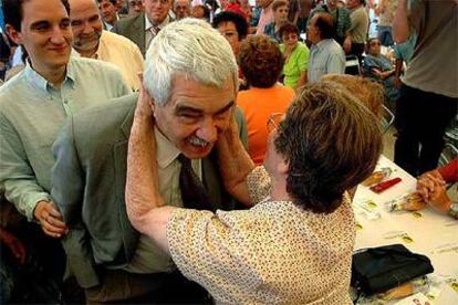 Pasqual Maragall, agasajado por una simpatizante, ayer en Tortosa.