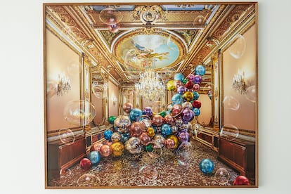 Obra ‘Palacio de Santoña, 1730 #3,’ de la artista de São Paulo Flavia Junqueira, que ha fotografíado espacios llenos de globos en distintas partes del mundo.