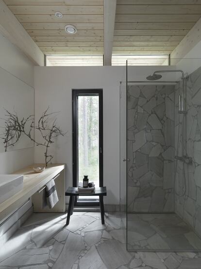 Incluso el baño tiene relación visual con el exterior. La calefacción es radiante y la piedra blanca del suelo proviene de Laponia.
