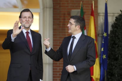 Mariano Rajoy y Patxi López, antes de comenzar su reunión en La Moncloa.
