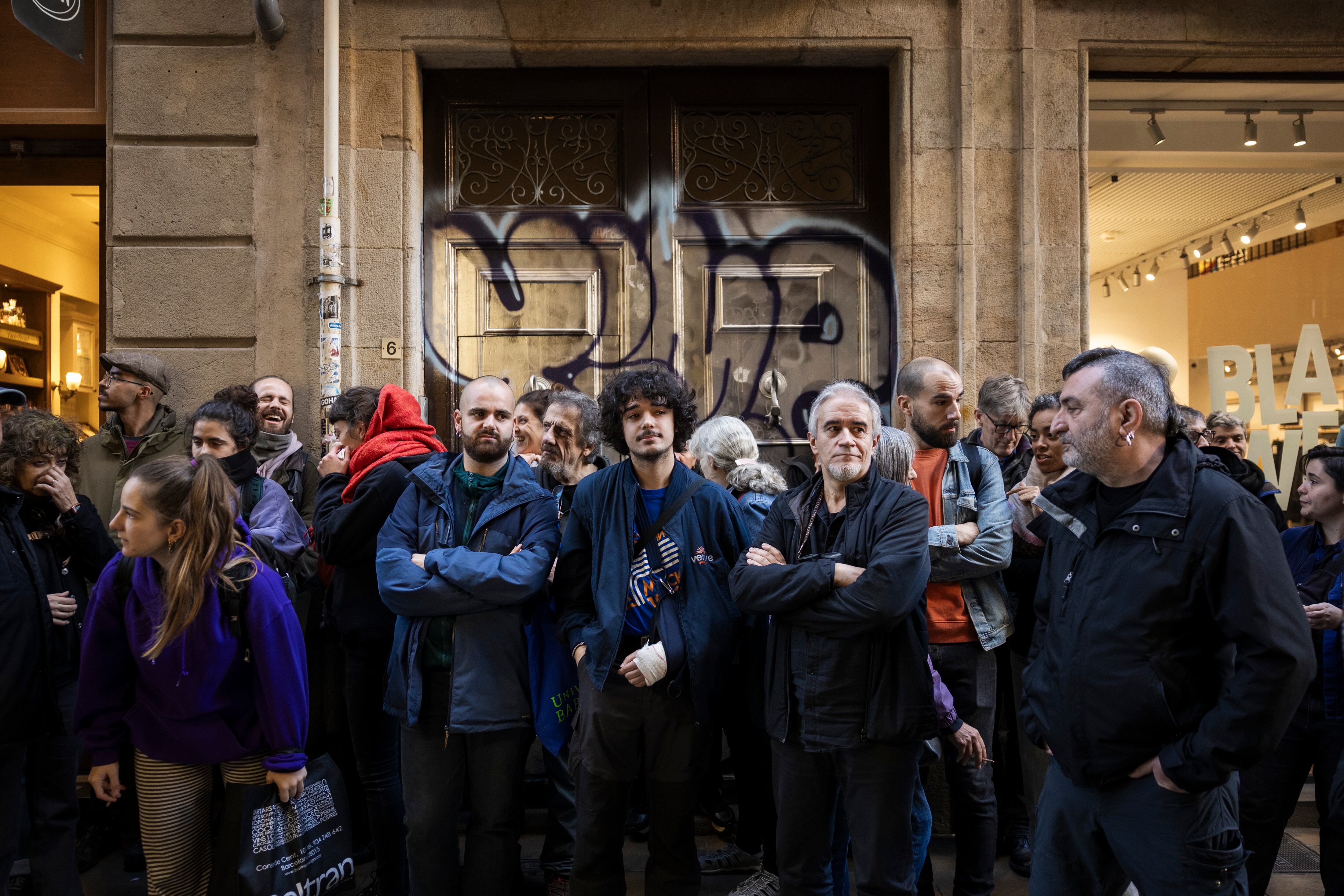 Concentración frente a la vivienda de Blanca para evitar su desahucio, este miércoles en Barcelona. 