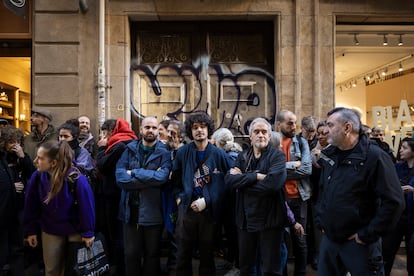 Concentración frente a la vivienda de Blanca para evitar su desahucio, este miércoles en Barcelona. 

