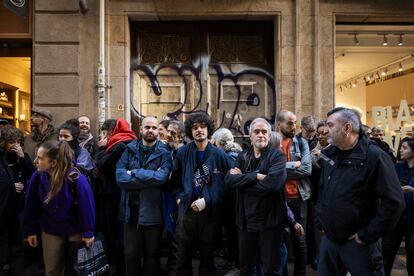 Concentración frente a la vivienda de Blanca para evitar su desahucio, este miércoles en Barcelona.