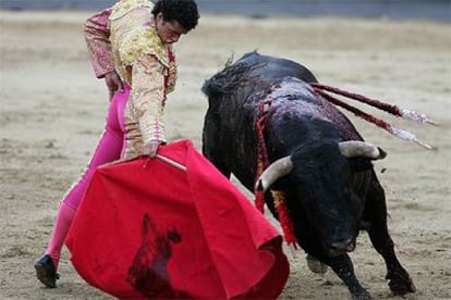 Matías Tejela, en su primer toro.