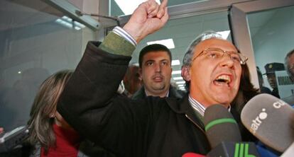 El alcalde de Alhaurín el Grande, Juan Martín Serón, saliendo de los juzgados de Coín en 2007 tras su detención.