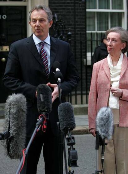 Blair y la ministra de Exteriores, Margaret Beckett, ayer en Downing Street.