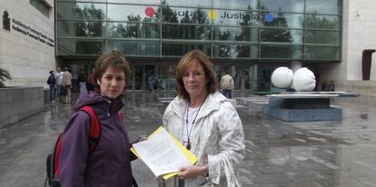 Marina Albiol y Marga Sanz, en la Ciudad de la Justicia de Valencia.