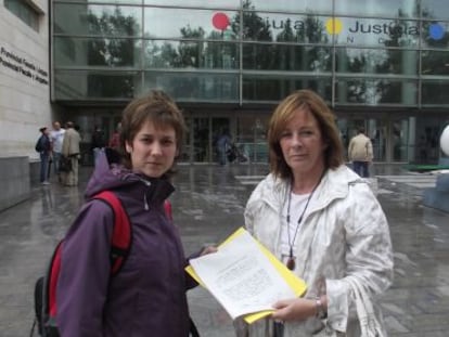 Marina Albiol y Marga Sanz, en la Ciudad de la Justicia de Valencia.