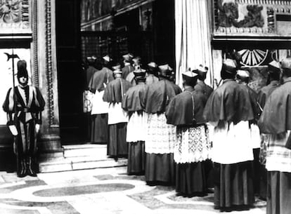 Los cardenales participantes en el nuevo cónclave entran en la Capilla Sixtina el 14 de octubre de 1978 para elegir al siguiente Pontífice. Tras dos días de deliberaciones, de aquí saldría el nombre del polaco Karol Józef Wojtyla. De 58 años, el más joven del siglo XX, y con fama de deportista, tal vez los cardenales quisieron asegurarse un Papa con un mejor estado de salud. El papado de Juan Pablo II, casi 27 años, fue el tercero más largo de la Iglesia católica.