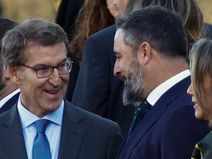 El líder popular, Alberto Nuñez Feijóo, conversa con el responsable de Vox, Santiago Abascal, a su llegada al desfile del Día de la Fiesta Nacional, en Madrid.
