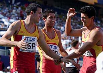 Canal, Andrés y Reina se felicitan tras la clasificación del equipo español de 4x400 para la final.