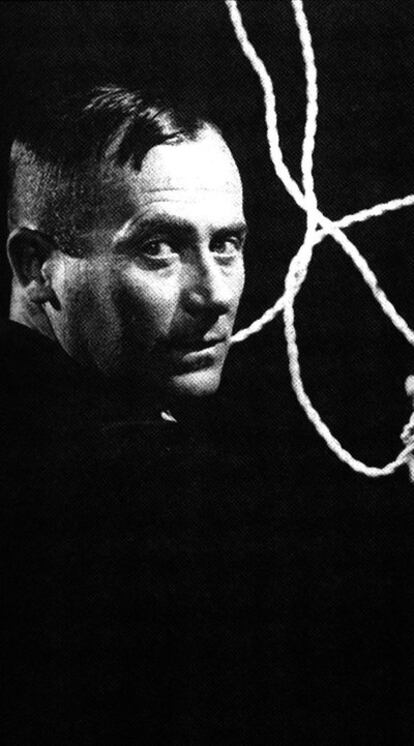 Miró fotografiado por Man Ray en 1933.