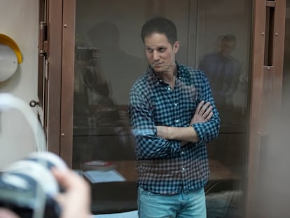 El periodista estadounidense de The Wall Street Journal Evan Gershkovich en la cabina de cristal donde permanecen los acusados en un tribunal de Moscú, el martes.