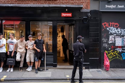 Clientes haciendo cola ante la tienda de Supreme en Londres, en julio de 2023.