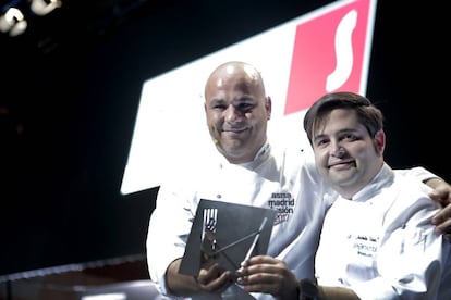 El chef Ángel León, a la izquierda, recibe el Premio Cocinero del Año en Europa junto a Juan Luis Fernández, Director Gastronómico de su restaurante Aponiente, en El Puerto de Santa María (Cádiz).