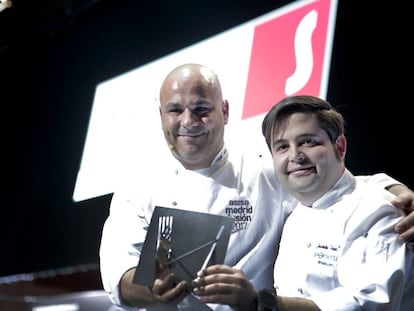 El chef Ángel León, a la izquierda, recibe el Premio Cocinero del Año en Europa junto a Juan Luis Fernández, Director Gastronómico de su restaurante Aponiente, en El Puerto de Santa María (Cádiz).