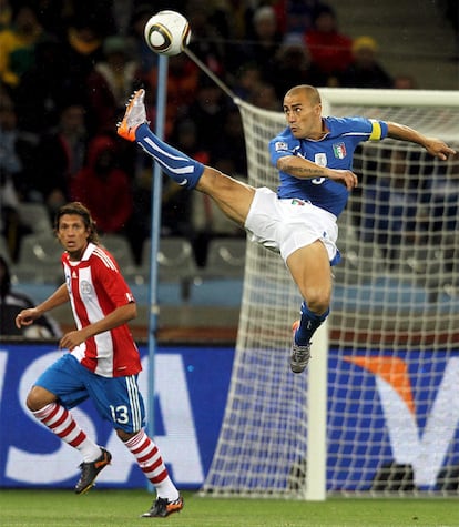 Fabio Cannavaro, capitán de la selección italiana, despeja acrobáticamente un balón en presencia del paraguayo Vera.