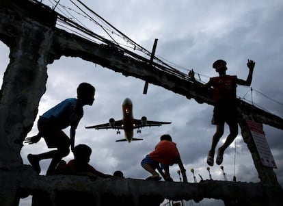 Niños juegan cerca de un aeropuerto en Manila (Filipinas).