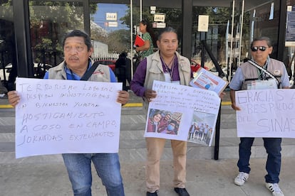 Trabajadores de la Secretaría del Bienestar de Yucatán, despedidos sin liquidación, en marzo de 2025.