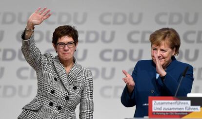  Kramp-Karrenbauer, junto a Angela Merkel, este viernes en Hamburgo.