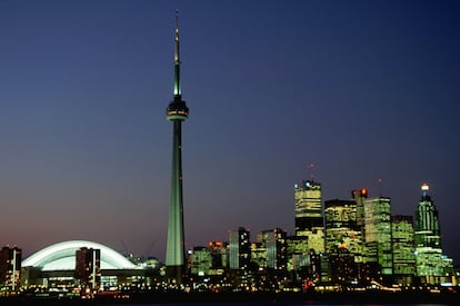 Con sus más de 553 metros de altura, la Torre CN (un pirulí de comunicaciones) es un símbolo de Toronto. Desde su restaurante giratorio se obtiene una síntesis visual de la ciudad. Se inauguró en 1976 y, 40 años después, sigue siendo uno de los edificios más altos del mundo.