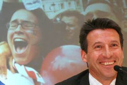 Sebastian Coe, presidente de la candidatura de Londres 2012, en una rueda de prensa tras la victoria.