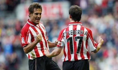 Ismael Urzaiz, a la izquierda de la imagen, celebra un tanto con la camiseta del Athletic Club.