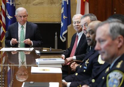 El fiscal general, Jeff Sessions, en una reuni&oacute;n con jefes de polic&iacute;a en Washington.