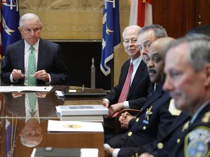 El fiscal general, Jeff Sessions, en una reuni&oacute;n con jefes de polic&iacute;a en Washington.