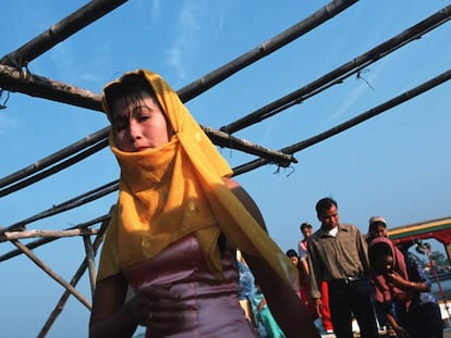 Una mujer de la minoría musulmana cham durante una celebración en Tonle Sap, Camboya.   