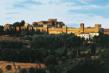 El castillo de los Malatesta en Gradara (en la foto) y su burgo fortificado son una de las estructuras medievales mejor conservadas de Italia. El castillo se ubica en lo alto de una colina de 142 metros de altitud, con un torreón que se alza otros 30 metros dominando todo el valle.