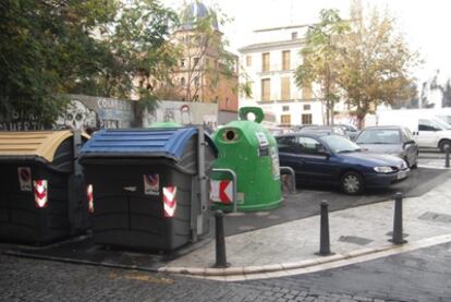 Contenedores que invaden la acera en el berrio de El Carme de Valencia