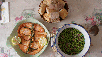El menú de una familia en Mungía (Bizkaia): guisantes con jamón y salmón a la plancha.