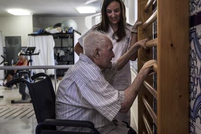 La fisioterapeuta Rosana Buigues ayuda a Francisco Rodríguez con sus ejercicios de rehabilitación todas las mañanas. Lleva dos meses trabajando en el centro y esta muy contenta con sus pacientes, la mayoría de ellos presentan problemas de movilidad en brazos y piernas como secuelas de la enfermedad.