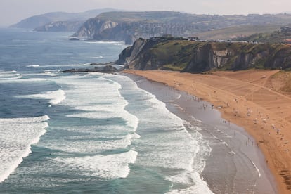 Sopelana, País Vasco. Tomar unas clases de surf al abrigo de los acantilados de Sopelana sirve, desde luego, para perder el miedo a tragar salitre. Aun así, los tranquilos paisajes que cuelgan sobre los arenales de Atxabiribil y Arrietara son suficiente atracción para no pensárselo dos veces. Después ya habrá tiempo de descubrir todo el encanto de la cultura local y la exigencia de las mareas de estos lares. 