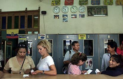 Un grupo de inmigrantes en una oficina de envío de dinero ubicada en Torre Pacheco (Murcia).