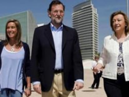 El presidente del PP, Mariano Rajoy, junto con Ana Mato, Javier Arenas y Esteban González Pons, y a la presidenta popular de Aragón, Luisa Fernanda Rudi