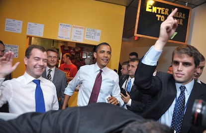 Obama y Medvédev se dirigen a la mesa para empezar a degustar las hamburgesas. El Ray's Hell Burger es uno de los restaurantes de hamburguesas preferidos de Obama.