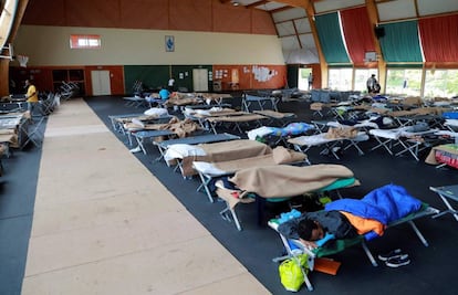 Un gimnasio habilitado como centro para migrantes y refugiados en Pailleux, en el noreste de Francia.
