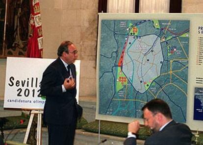 Alfredo Sánchez Monteseirín y Alfonso Seoane, ayer, en la presentación del proyecto olímpico Sevilla 2012.