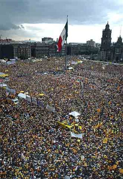 Seguidores de López Obrador llenan el Zócalo de la ciudad de México en el mitin final de la campaña.