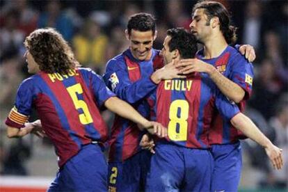 Puyol, Belletti y Marquez felicitan a Giuly tras su gol.